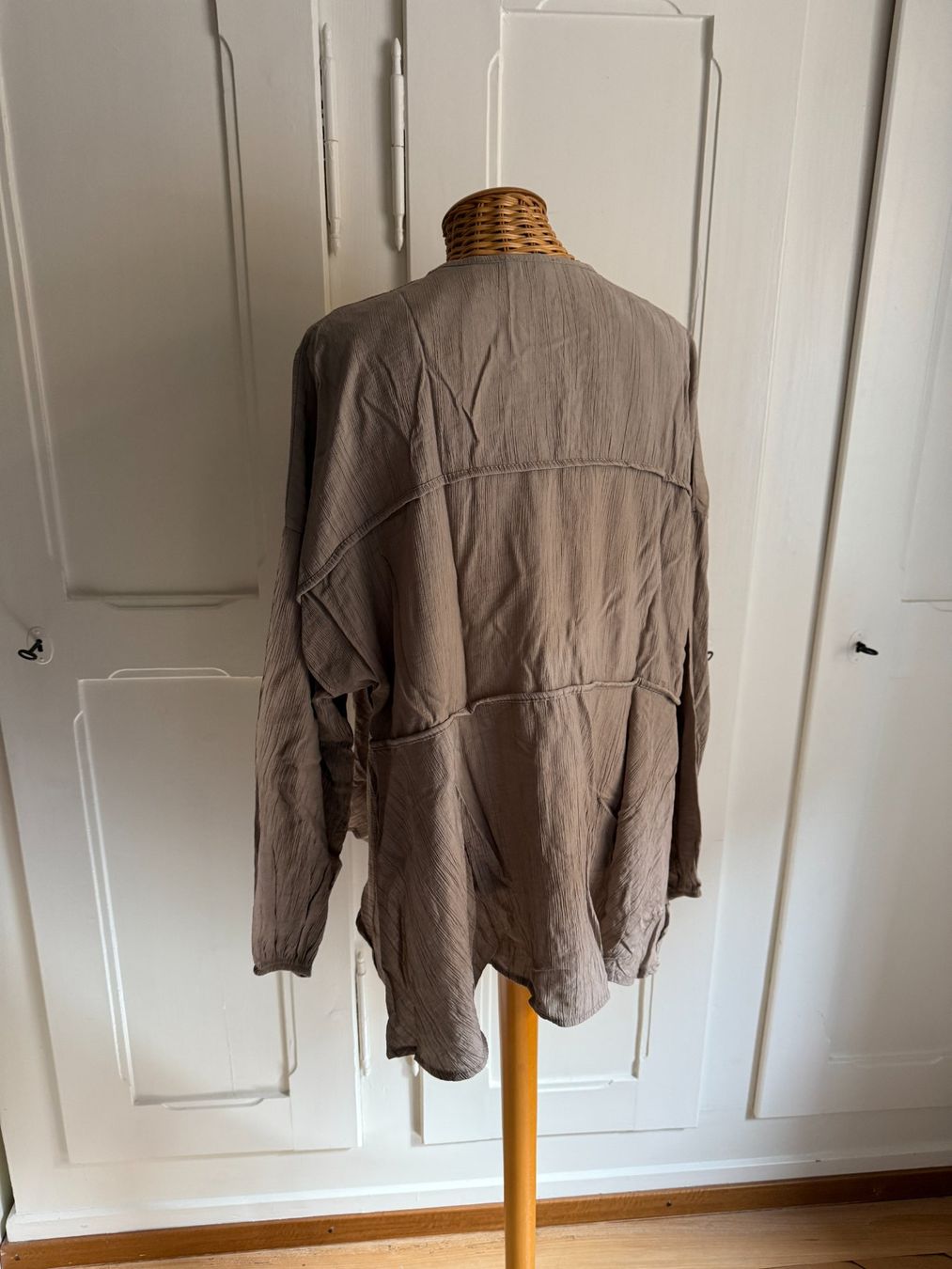 Blusen: Plissee Bluse taupe L – Gebraucht aus Zürich von Diazaio 2
