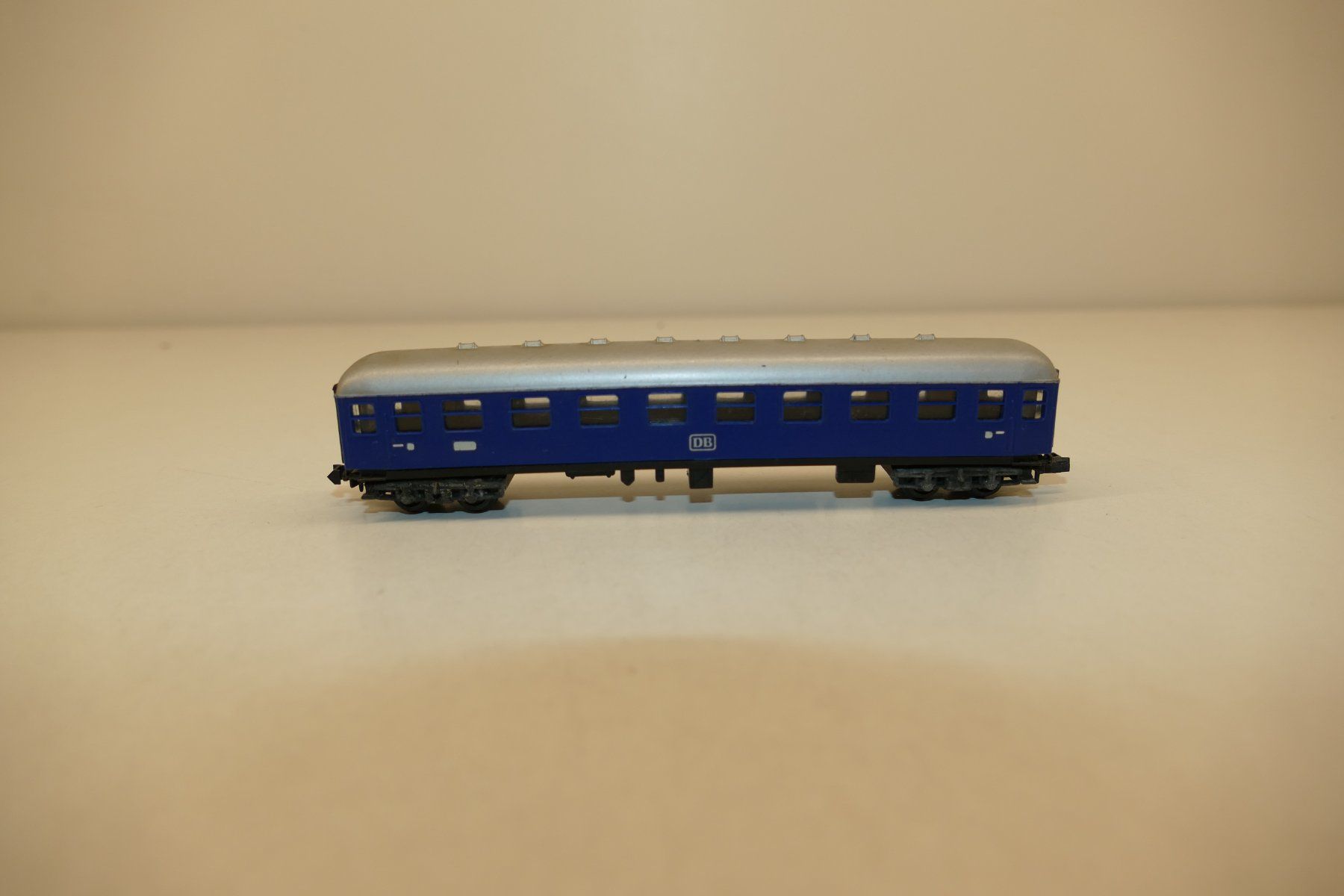 Arnold Modellini di ferrovie: Arnold N: DB Personenwagen blau – Usato da Niederhasli venduto da rail-duerst