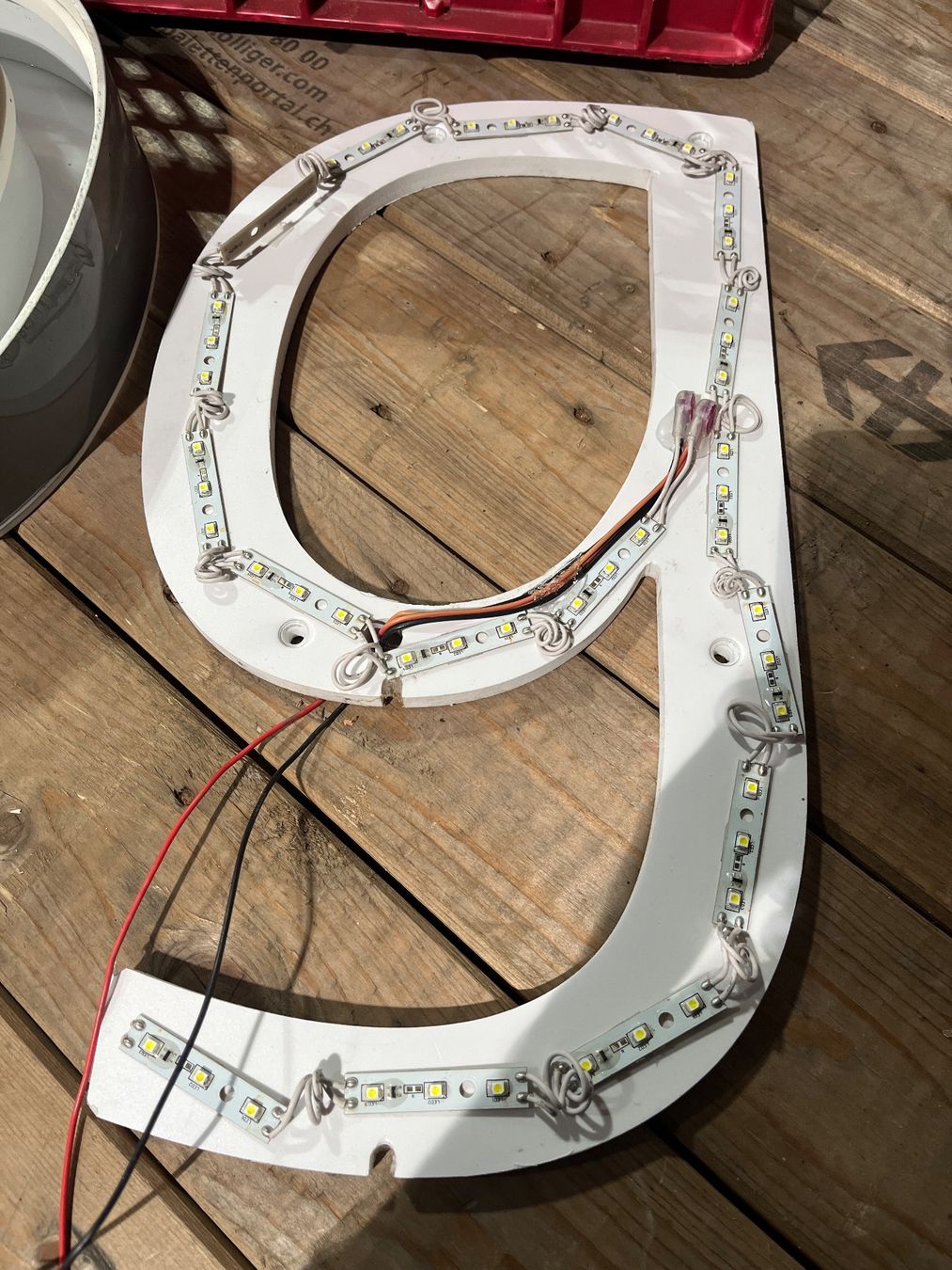 Toutes les décorations: LED Leuchtbuchstabe "e" – D'occasion à Luzern par Fracht-Design 3