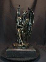 Bronze Skulptur geflügelter Dämon auf Marmor Sockel
