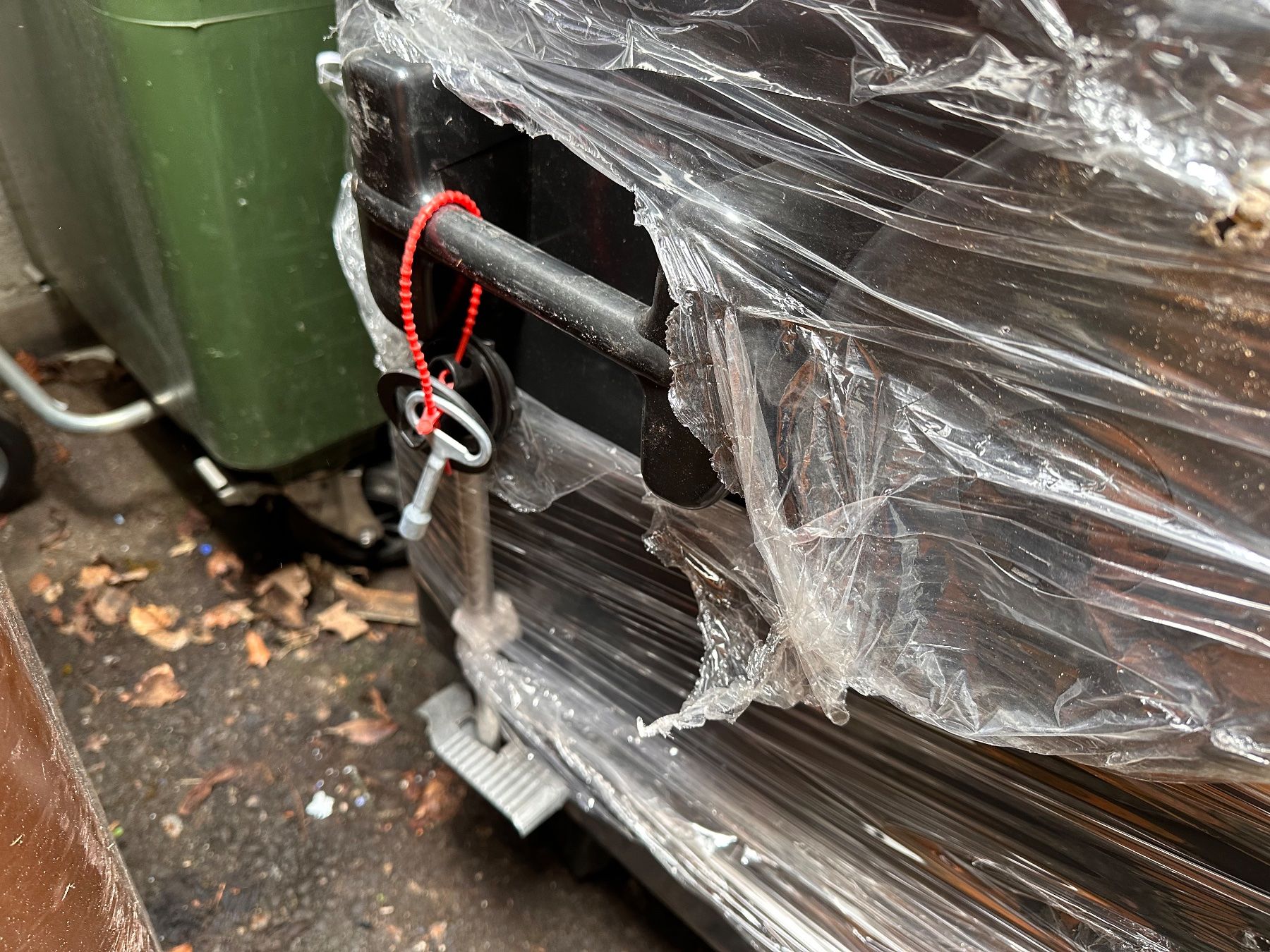 Altro per Ufficio & Commercio: neuer Müllcontainer mit Schiebedeckel, 1100 l, statt 1262.- – Nuovo (secondo la descrizione) da Necker venduto da liq24 3