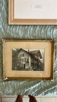Ancienne gravure de villa bordée d'arbres, encadrée