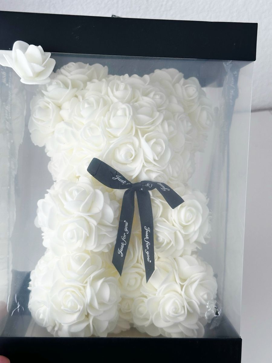 Alle Dekorationen: Rosenbär Weiss mit Geschenkbox Neu-Geschenkidee – Neu und originalverpackt aus Eglisau von Brewster1 3