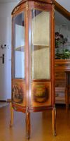 Elegante Vitrine im Rokoko-/Louis-XV-Revival-Stil