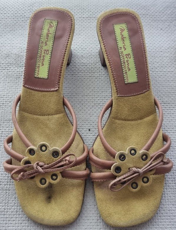 Scarpe da donna: Grüner Wildleder-Slipper mit Absatz, Gr 39.5 – Usato da Basel venduto da Mamaree