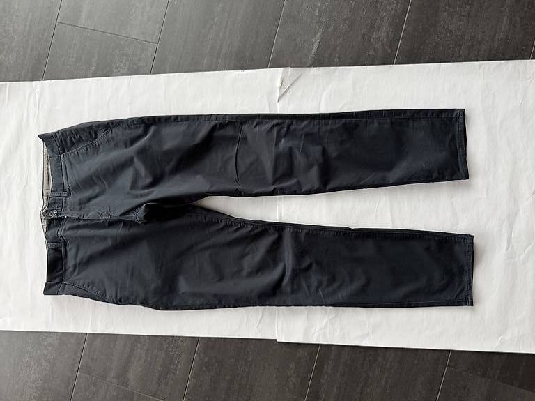 Pantalons: Herren Sommerhose dunkelblau / 33 – D'occasion à St. Niklausen LU par Sundy01