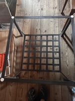 Salontisch von Ikea mit Metallrahmen und Glasplatte