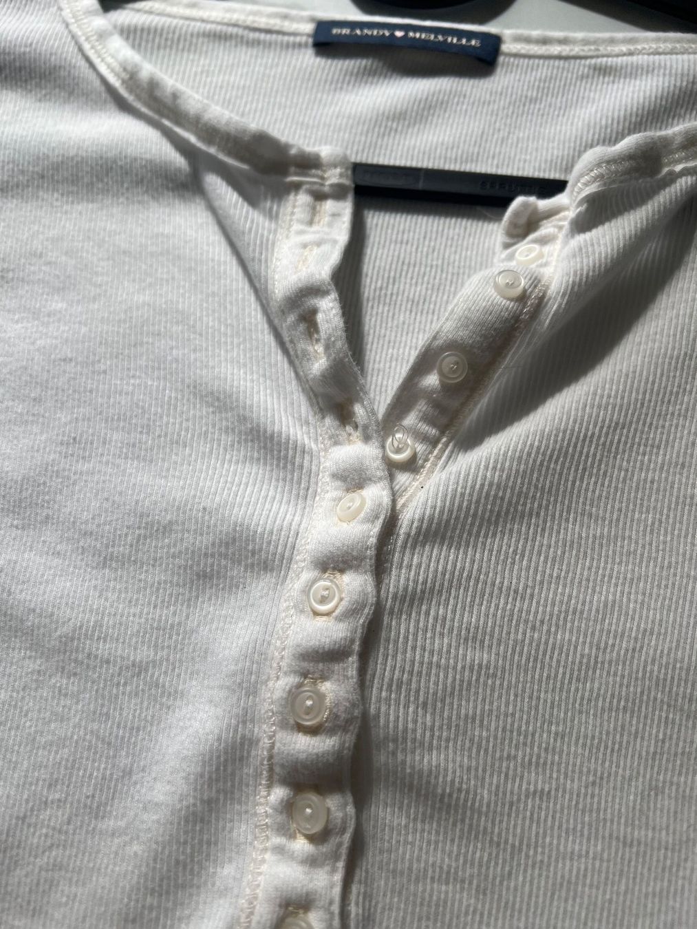 Brandy Melville Top: Henly Top Brandy Melville White – Nuovo (secondo la descrizione) da Ebmatingen venduto da Charliz 2