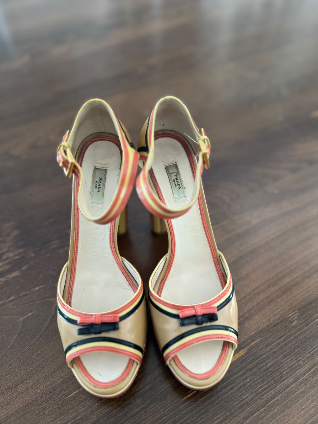 Prada Scarpe da donna: Prada - Sandalen Lackleder beige Gr. 39,5 – Usato da Ebmatingen venduto da Mistelu 2