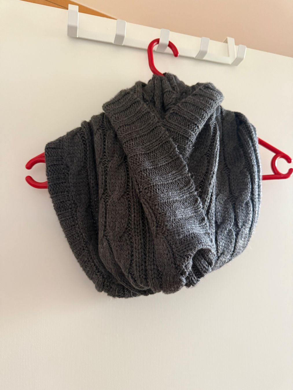 H&M Foulard & Sciarpe: Winterschal Strick Grau Unisex / Loop-schal – Usato da Birmensdorf ZH venduto da T_Richard 3