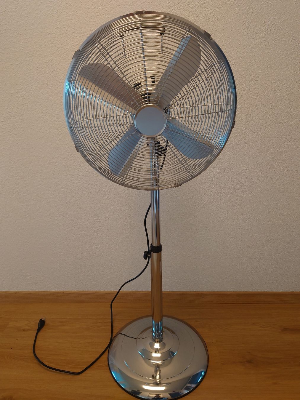 Ventilatoren: Standventilator Chrome 40cm, 3 Stufen, Schwenkfunktion. – Gebraucht aus Zürich von Almohammed