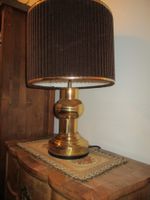 Tischlampe mit plissierter Lampenschirm