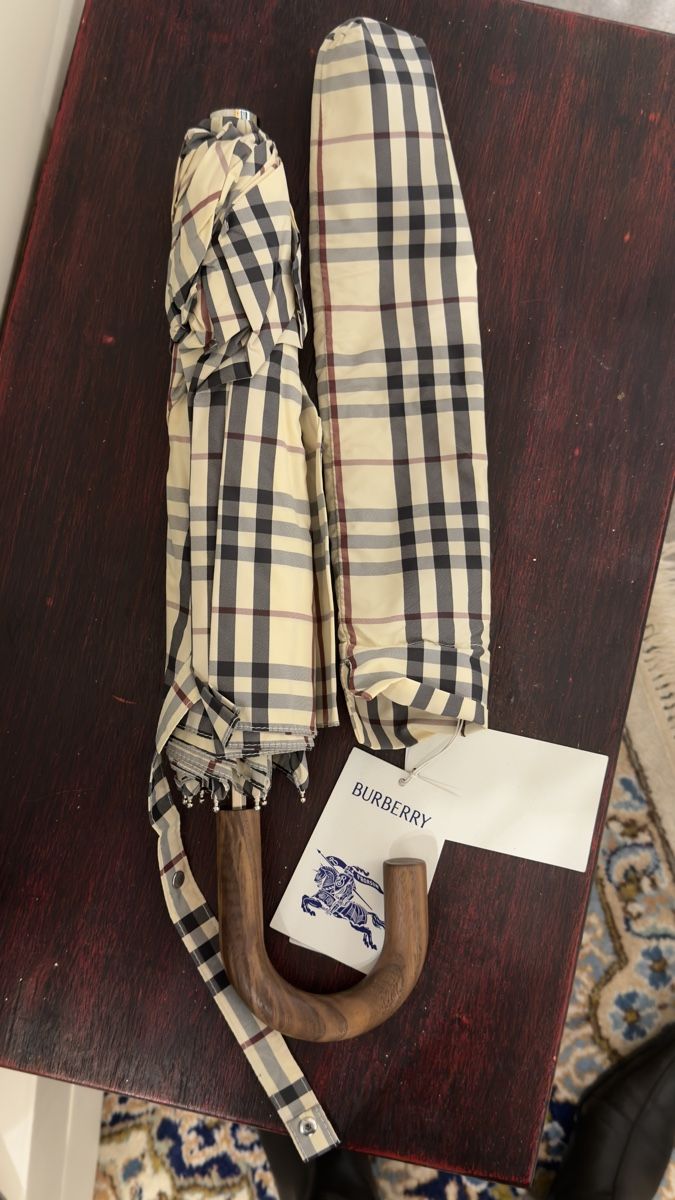 Burberry Ombrelli: Burberry Schirm mit Holzgriff, Neu – Nuovo e nell'imballaggio originale da Lachen SZ venduto da HelvetiaLuxury 5
