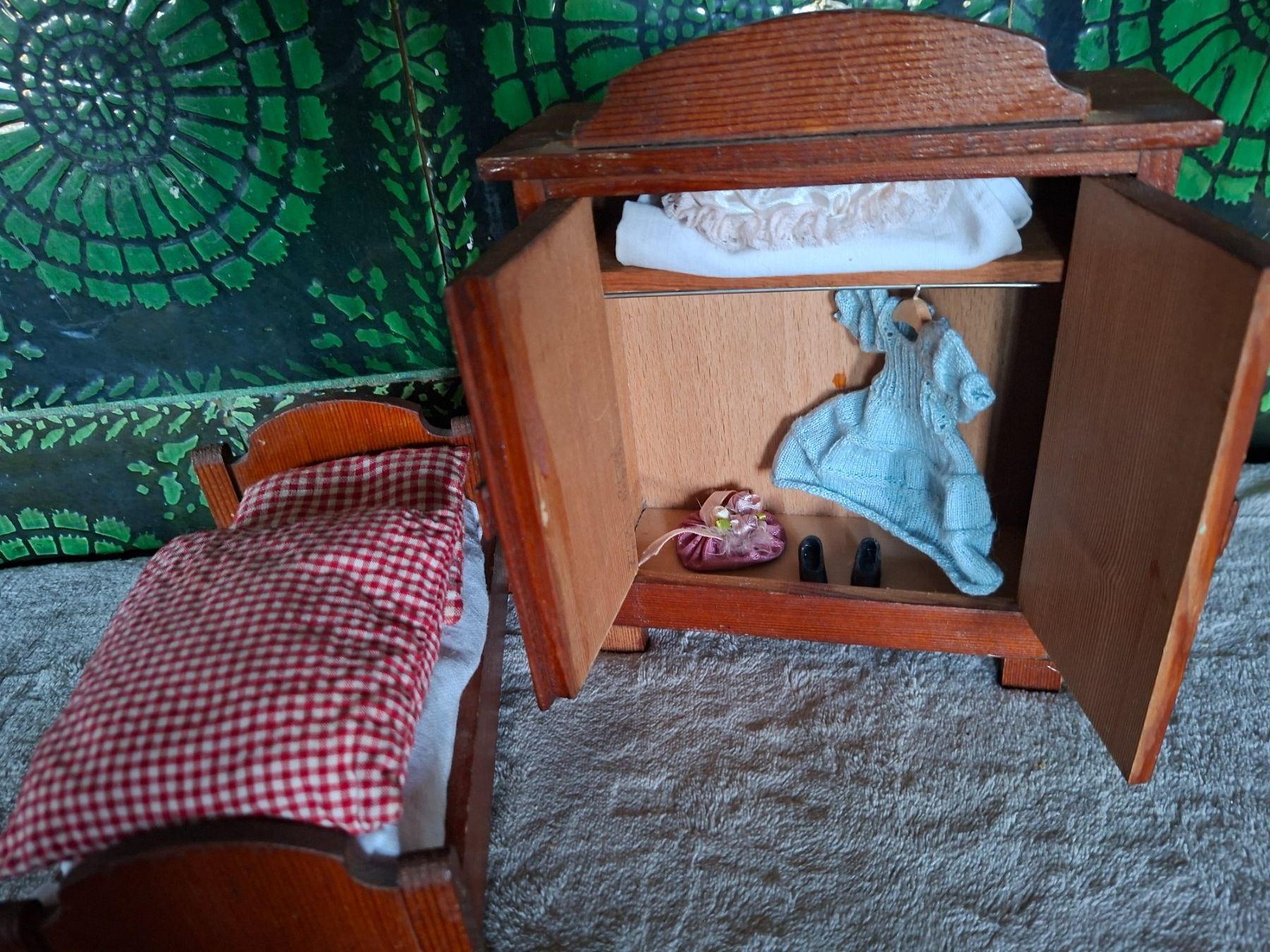 Case e mobili per bambole: Altes Puppenstube Möbel Set, Bett und Schrank aus Holz – Usato da Otelfingen venduto da silver-moon 1