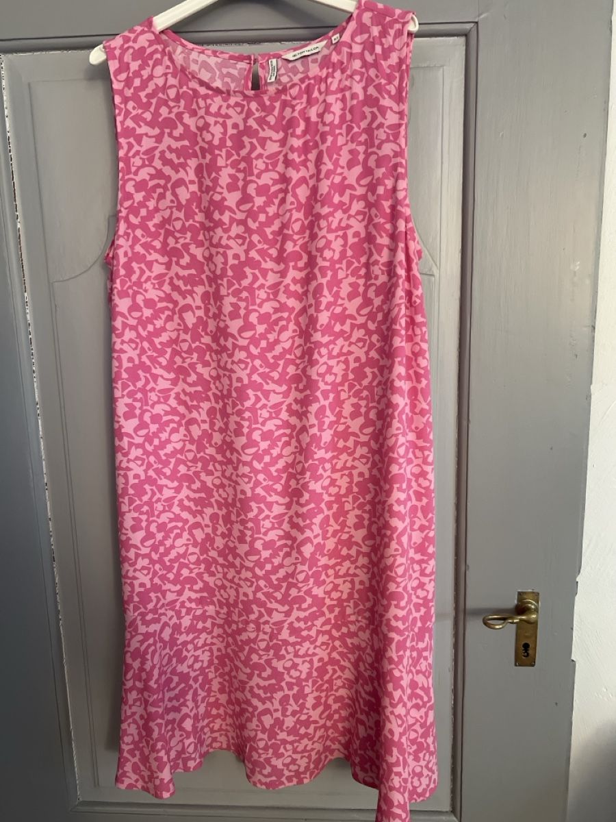 Tom Tailor Robes: 1 robe rose Tom Tailor taille 42 selon photos – D'occasion à Charmey (Gruyère) par Rolando6