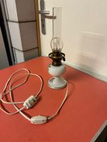Antike Petroleumlampe, elektrifiziert, Porzellan, handbemalt
