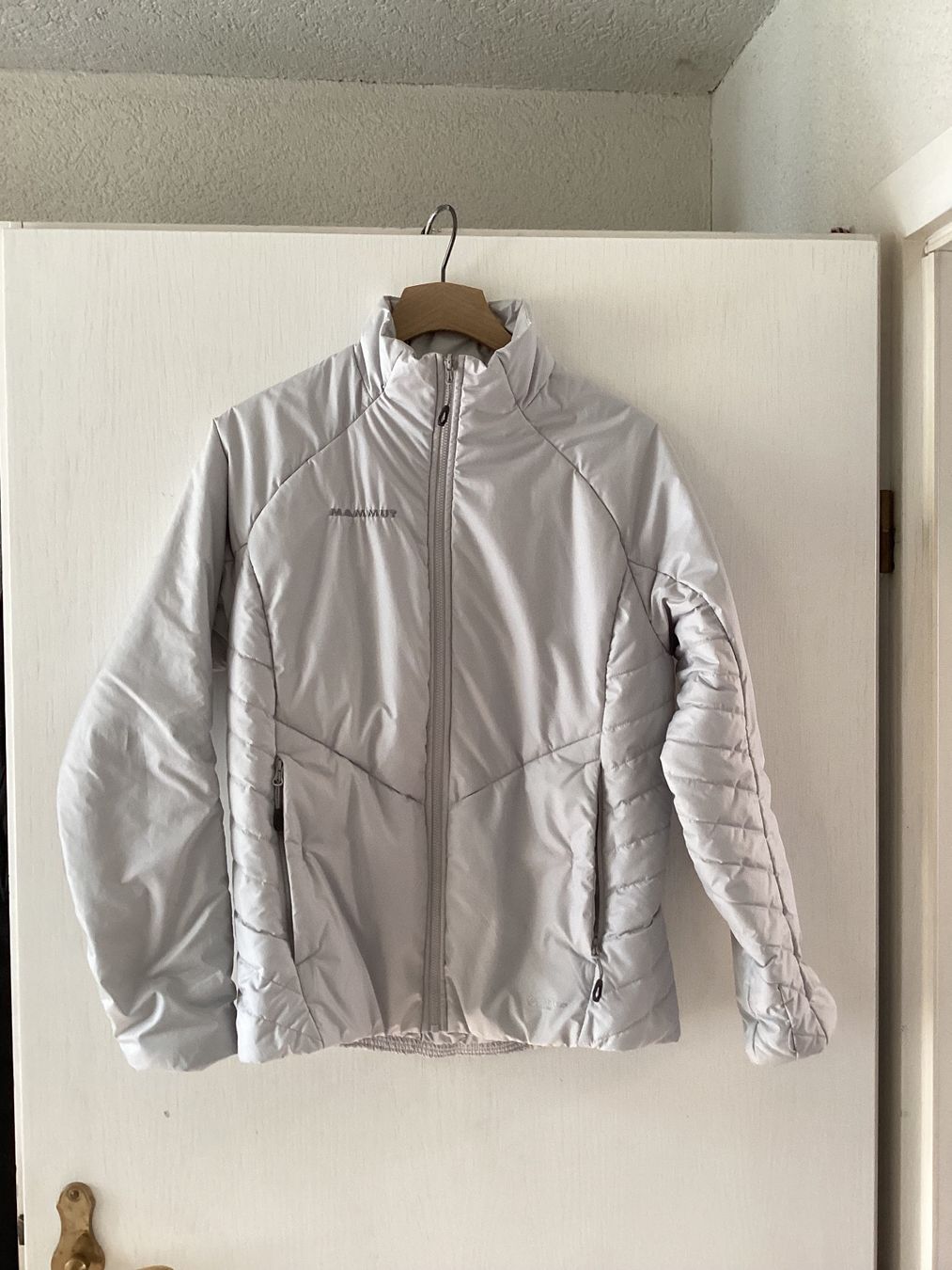 Mammut Giacche: Wunderschöne leichte hellgraue Mammut Jacke – Nuovo (secondo la descrizione) da Unterkulm venduto da Lunchen11