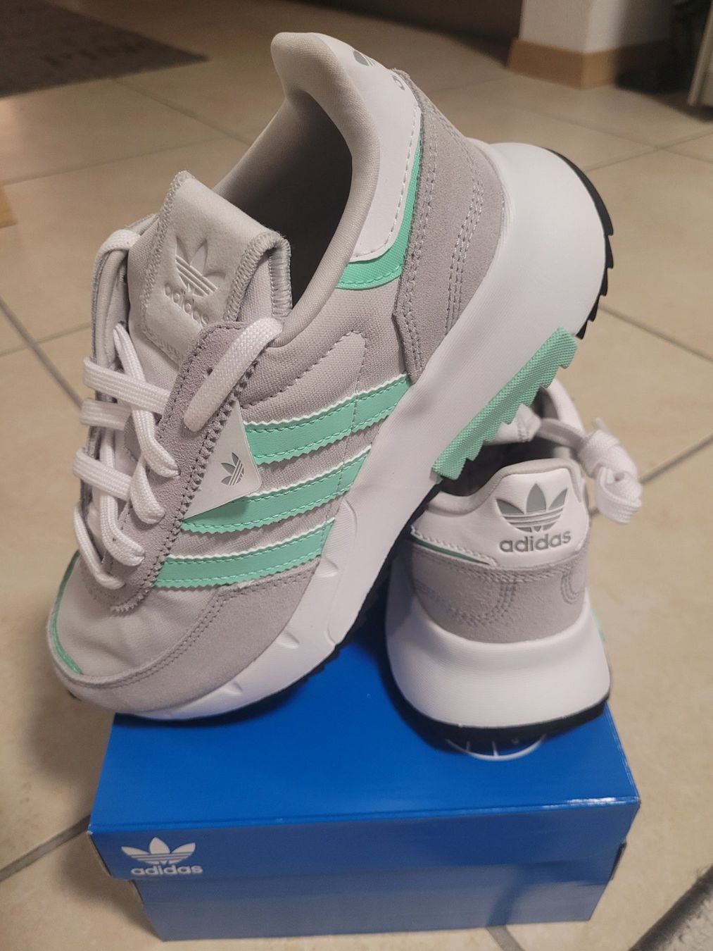 Adidas Scarpe da donna: Chaussures Adidas Retropy 36 2/3 – Nuovo e nell'imballaggio originale da Courtaman venduto da Bluejazz