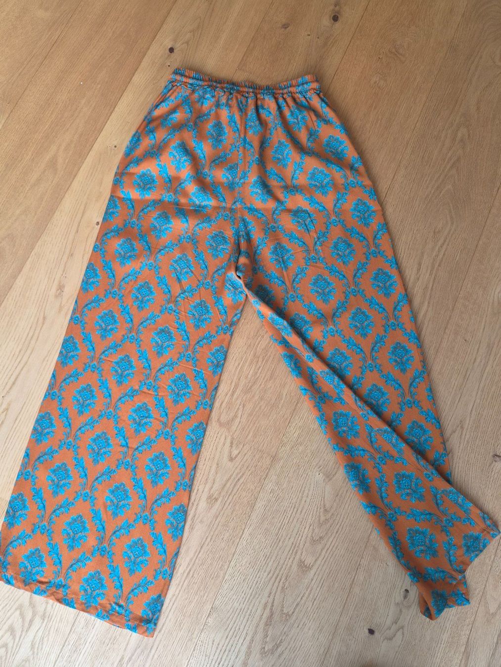 Hosen: Weite Damenhose gemustert orange blau – Gebraucht aus Spiegel b. Bern von brand06 2