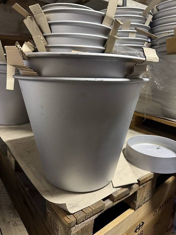 Vasi per fiori: Aluminium Blumentopf  – Nuovo e nell'imballaggio originale da Grenchen venduto da Berti672 2