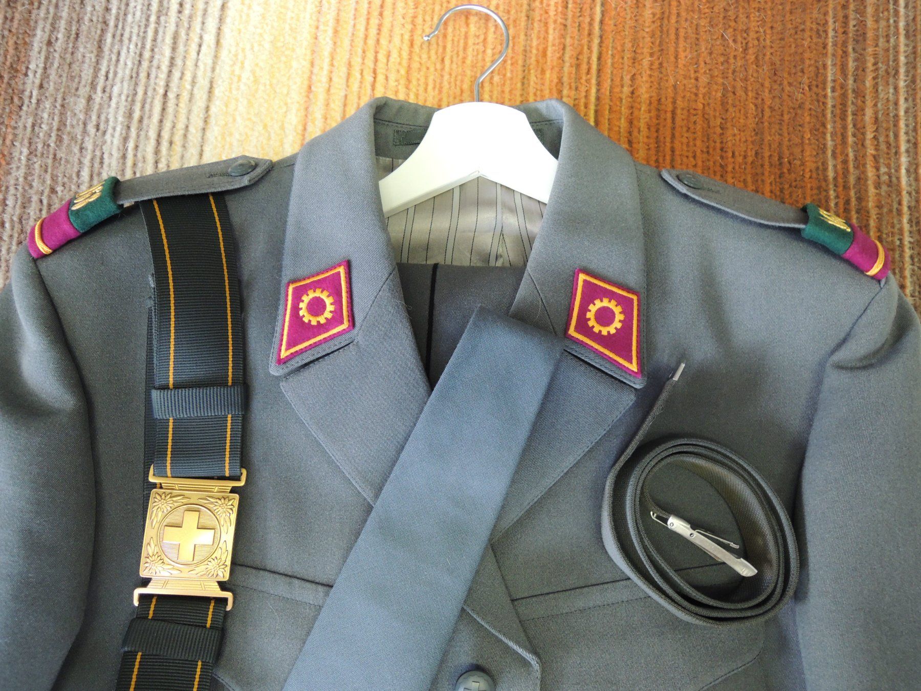 Schweizer Armee Uniformi: Schweizer Armee Uniformen 5 teilig – Usato da Uznach venduto da Othmar52