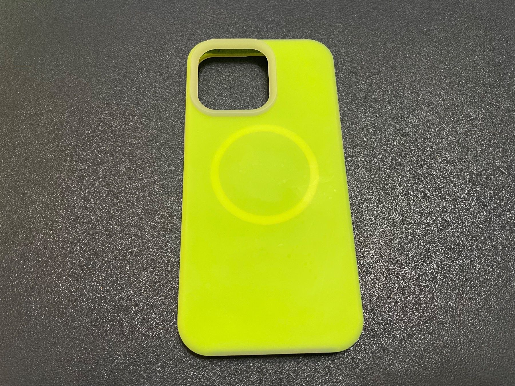 Apple Cover & Protezioni schermo: Coque MagSafe pour iPhone 15 Pro Max – Nuovo (secondo la descrizione) da Lausanne venduto da oenix