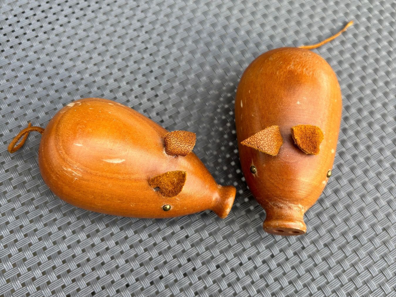 Statuette: Two wooden mid-century pigs – Usato da Steinhausen venduto da ChromeVintage 1