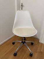 Bürostuhl weiss mit Polster auf Rollen 