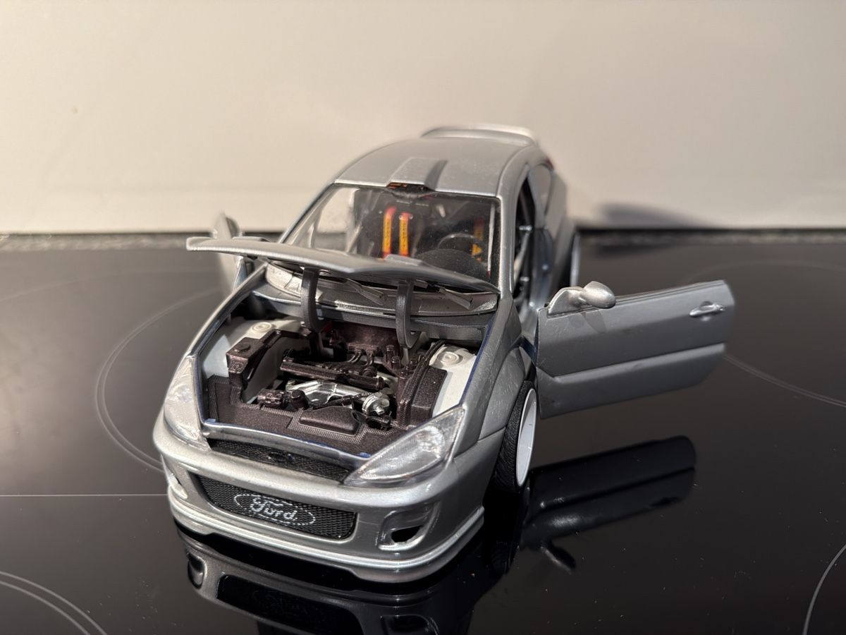 Bburago Modellautos: Ford Focus Tuning - 1/18 - Bburago – Gebraucht aus Wolfwil von Rolex1 5