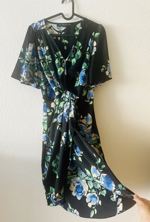 Élégante robe portefeuille fleurie noire, Zara, M