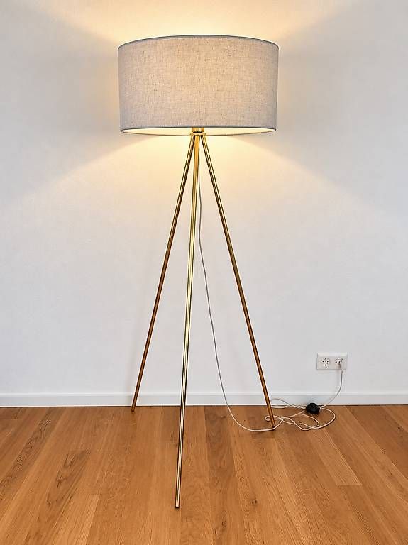 Lampes: Tripod Stehlampe mit Stoffschirm – D'occasion à Wallenwil par nathi_sommer