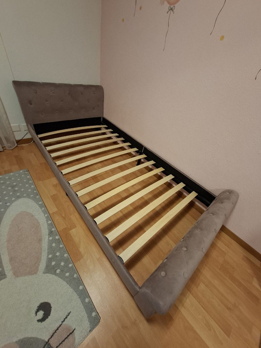 Lits: Bett mit Stoffbezug mit Lattenrost neuwertig – D'occasion à Derendingen par Stoouni 1