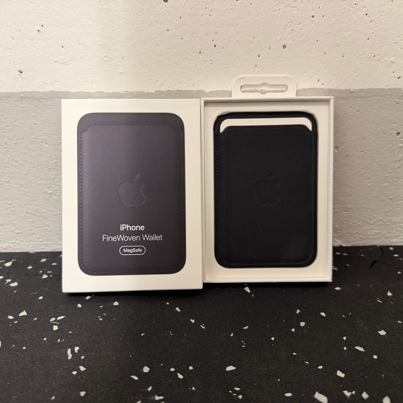 Portafogli: Apple | FineWoven Wallet | Schwarz – Usato da Tägerwilen venduto da Skillet 1