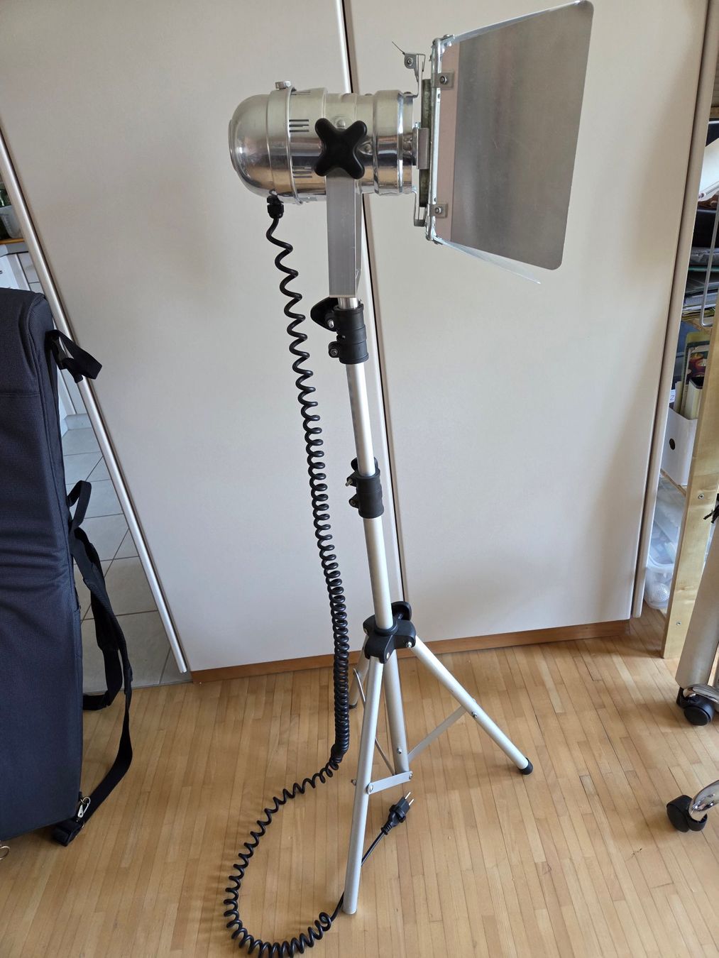 Lampade: Scheinwerfer, Stehlampe, Spot mit Stativ – Usato da Winterthur venduto da Annie-Hall
