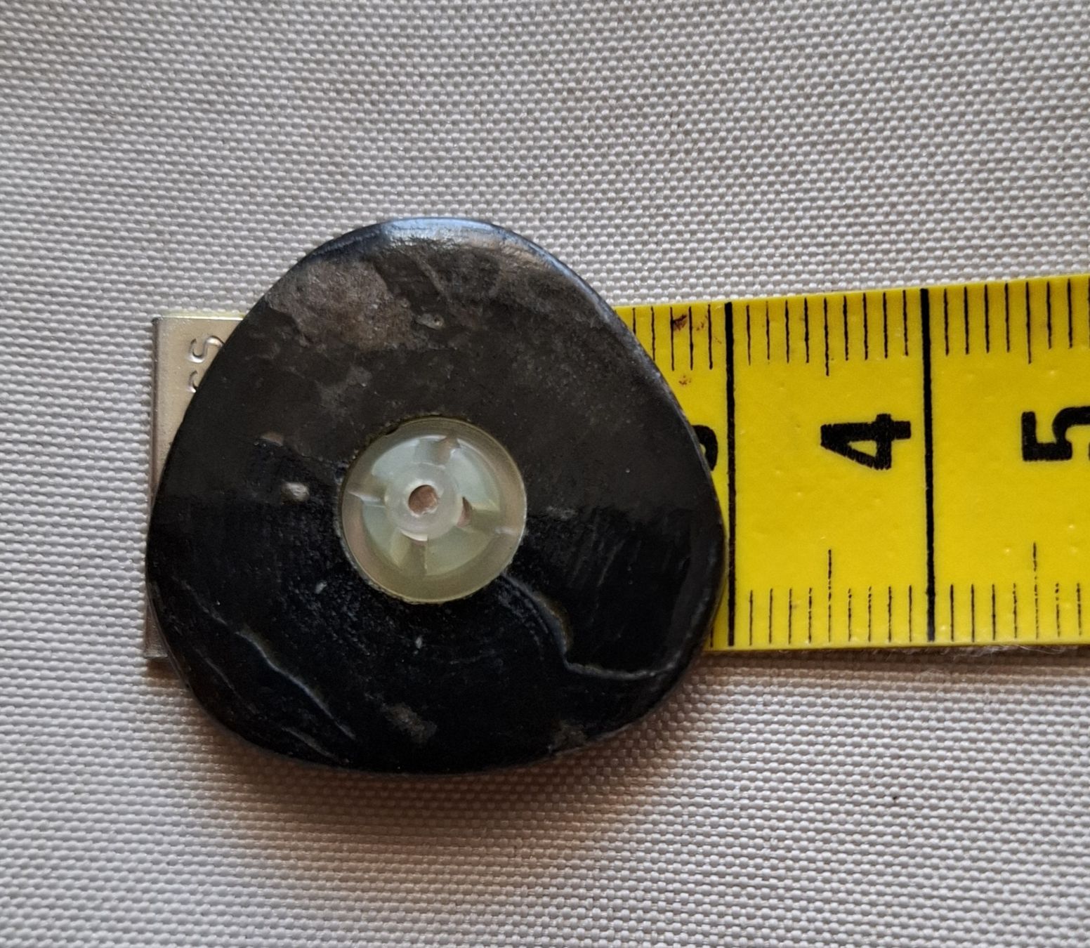 Knöpfe: 1 Knopf aus Perlmutt, oval, ca. 30 mm. – Gebraucht aus Dietikon von Hirschkopf 1