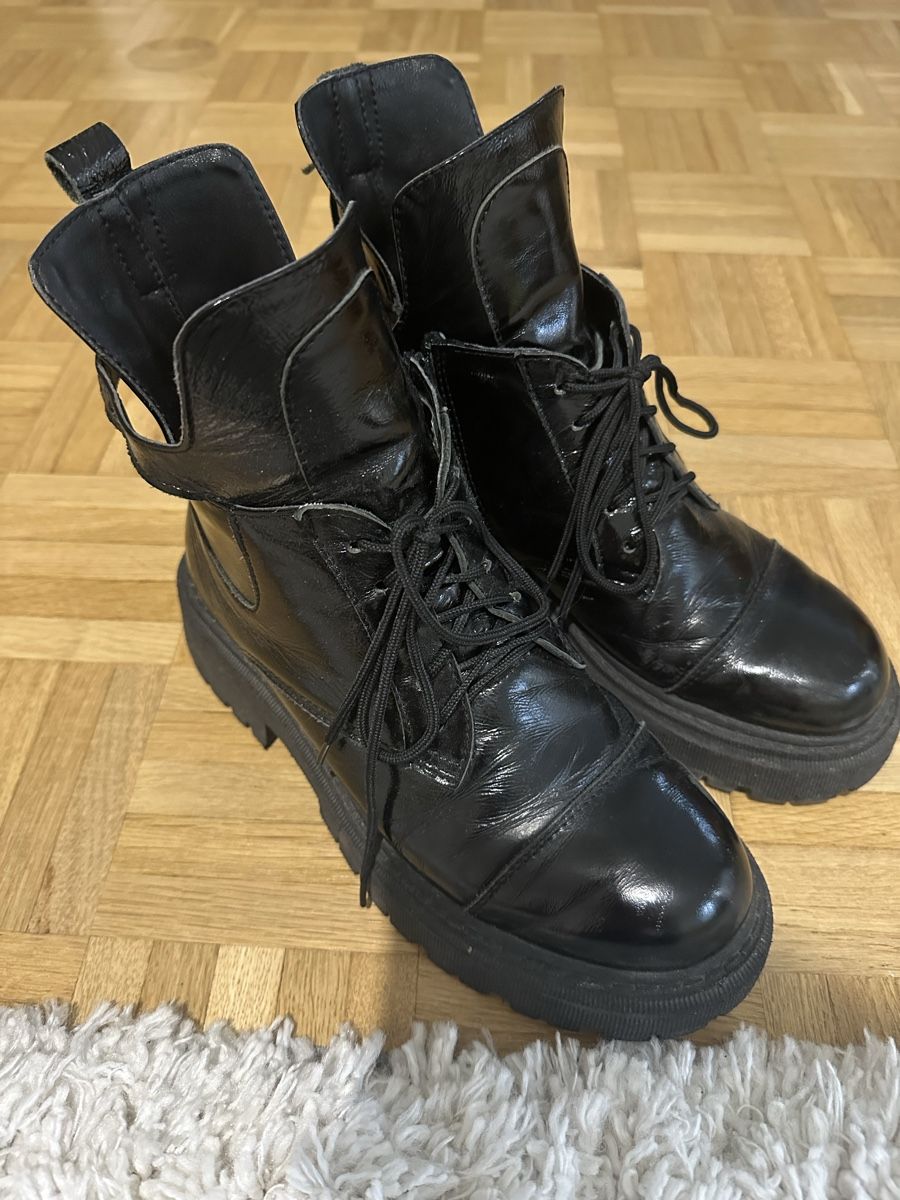 Scarpe da donna: Black Patent Chunky Platform Lace-Up Boots - Fall/Winter 39 – Usato da Genève venduto da alyonavinogradova
