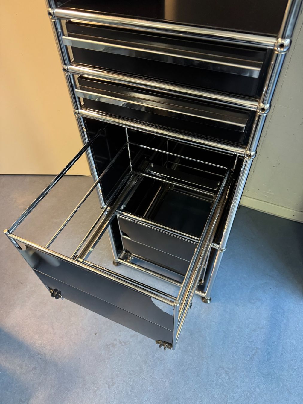Scaffali: USM Korpus Regal Neupreis ca. CHF 2400 – Usato da Bern venduto da Okeanos 3