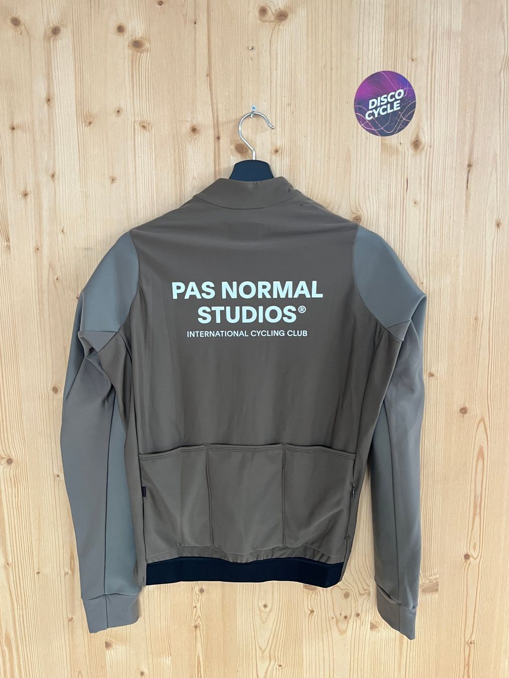 Pas Normal Studios Leibchen & Hosen: % Pas Normal Studios Men's Mechanism Thermal Long Sleeve - L – Neu und originalverpackt aus Bern von Disco_Cycle 1