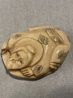 Netsuke, Mann liegt auf Seerosen Blatt, signiert
