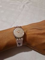 Feine Damenuhr Swatch mit Kolibri-Silikon- Armband