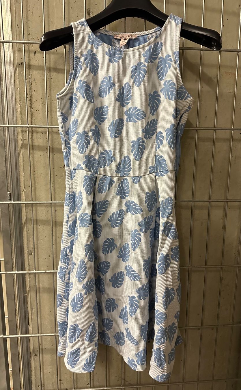 Kleider: Hellblaues weisses Kleid mit Pflanzenmotiv – Gebraucht aus Glattpark(Opfikon) von AydenM