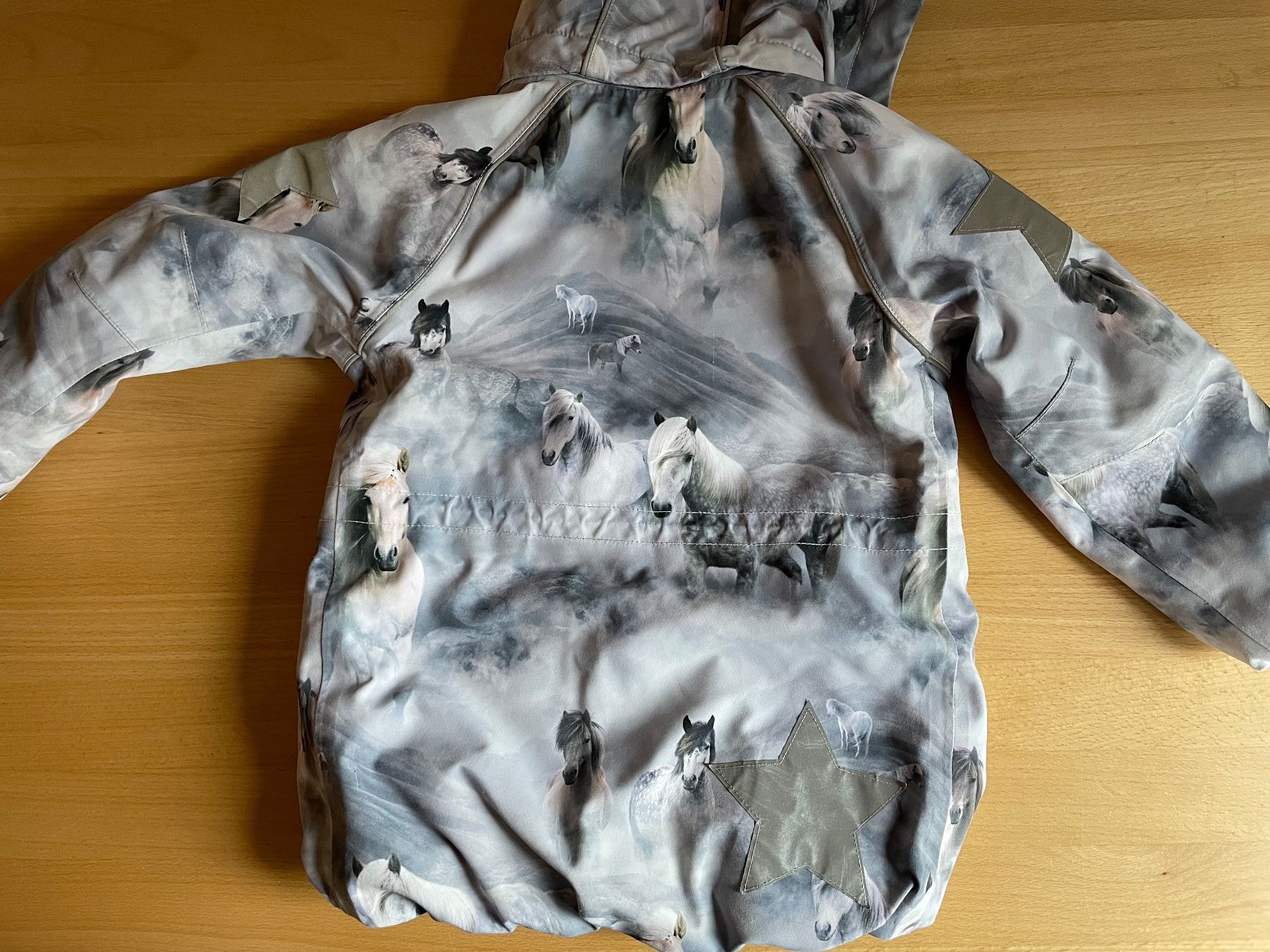 Molo Giacche & Cappotti: Winterjacke von MOLO, Gr. 104, Pferdedesign – Usato da Cham venduto da 2eye 5
