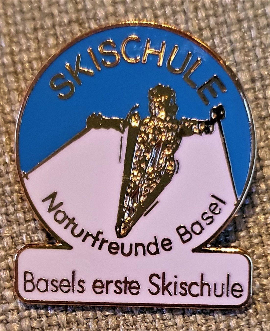 Placchette & Badge: J030 - Pin Skischule Naturfreunde Basel – Usato da Reinach BL venduto da Boston-Verkauf