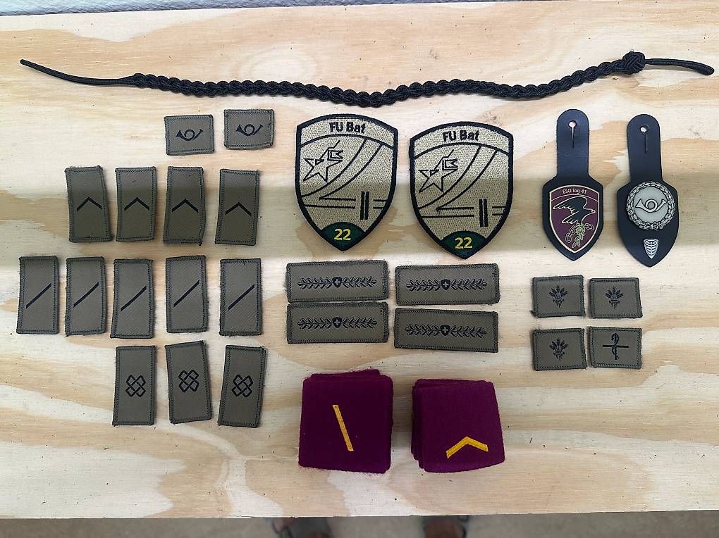 Schweizer Armee Plaketten & Abzeichen: Schweizer Armee Abzeichen Set  Postdienst / Korporal – Gebraucht aus Zürich von _RR_