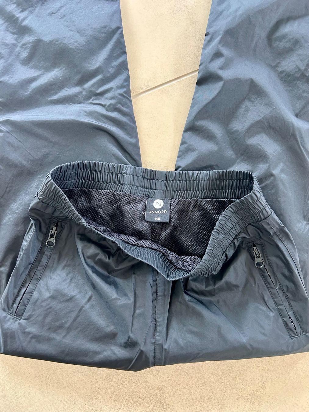46 Nord Pantaloni: 46 NORD Regenhose, Grösse 140 – Usato da Einsiedeln venduto da sanmeis 2