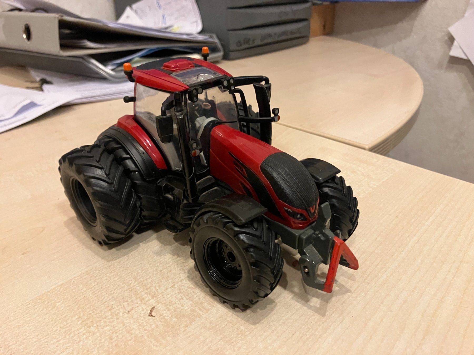 Britains Kit di modellismo & Modellini statici: Farmermodell Valtra von Britains – Usato da Wängi venduto da psalm123
