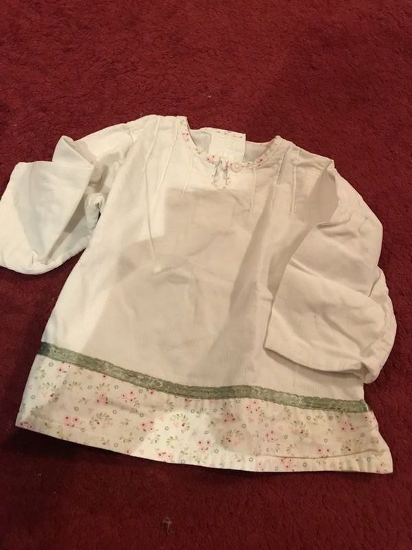 Pulls et sweat-shirts: Baby Sweatshirt 68 weiss mit Blümli – D'occasion à Bergdietikon par antovale