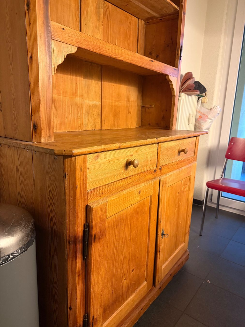 Scaffali: Antique Wooden Kitchen Cabinet – Usato da Ittigen venduto da KaufKiste. 4