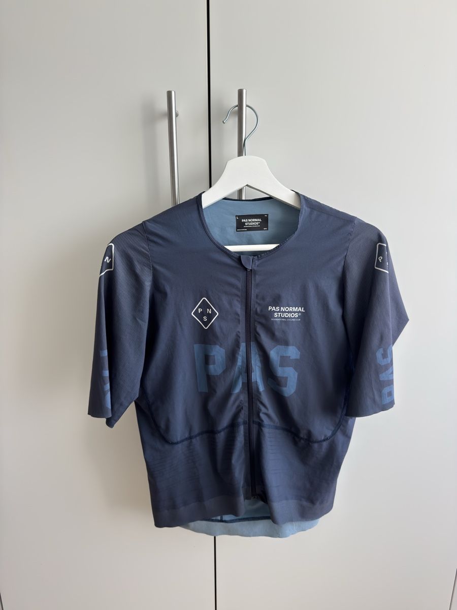 Pas Normal Studios Canottiere & Pantaloni: Pas Normal Studios Mechanism Pro Trikot Gr L – Nuovo (secondo la descrizione) da Hombrechtikon venduto da Sven_Gerber