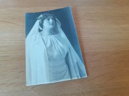 SCHWIIZER FRAU DAZUMAL - THEATER - GANZ in WEISS